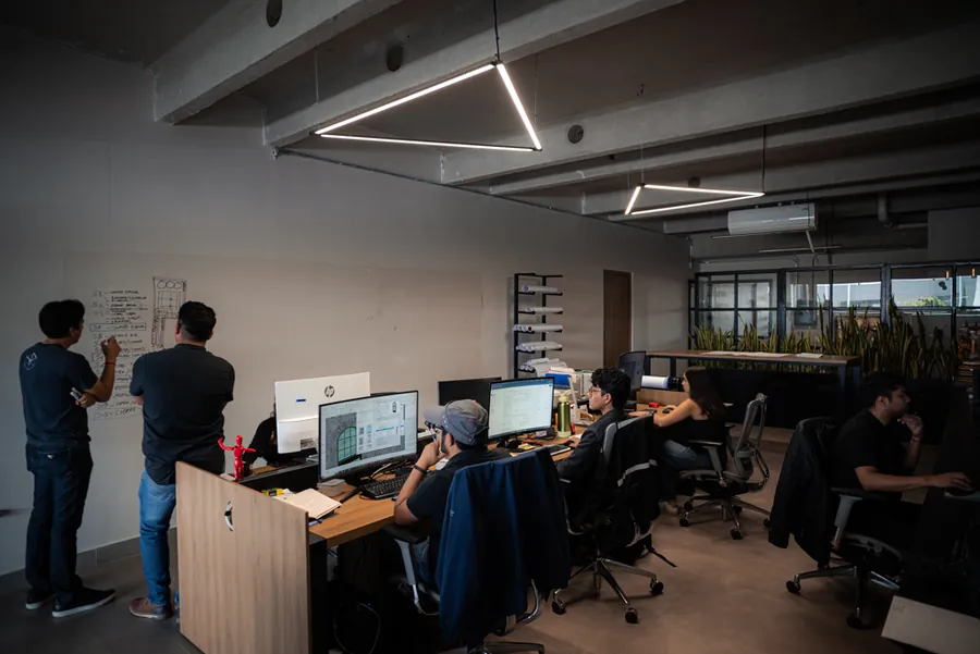 Equipo de Prisma Habita trabajando en planos y proyectos de casas en su estudio de Puebla
