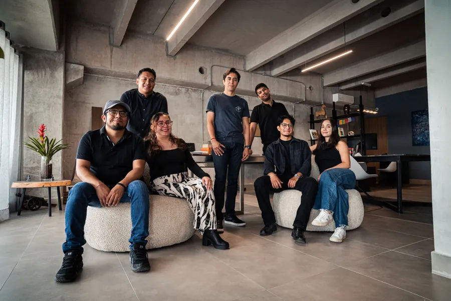 Equipo de arquitectos y constructores de Prisma Habita en su estudio en Puebla