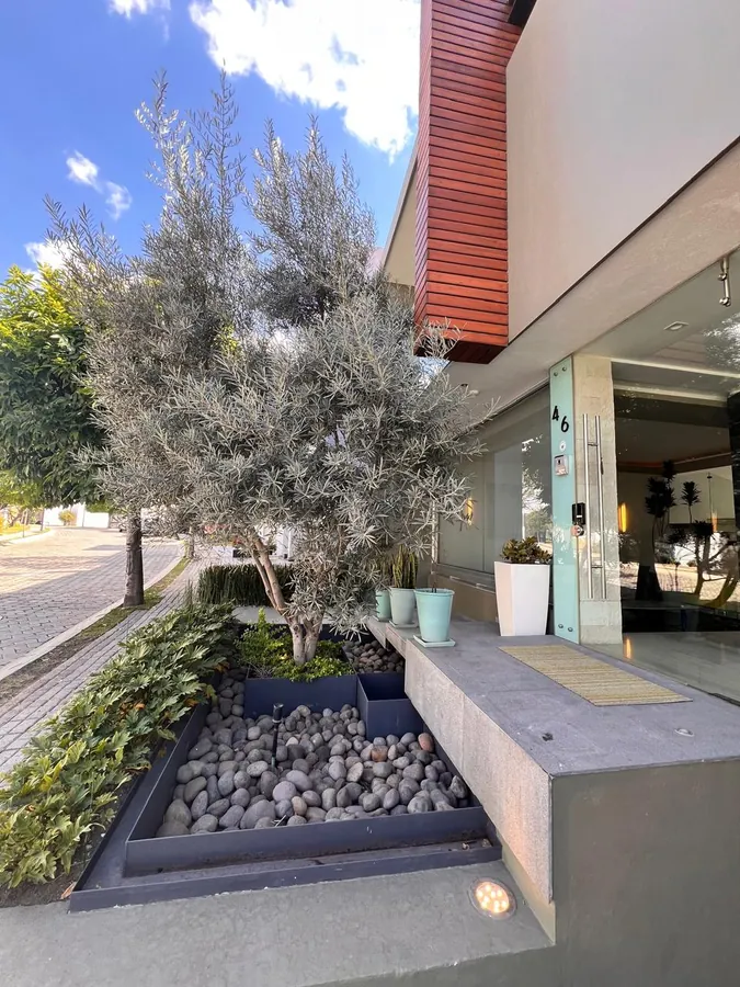 Acceso con jardinera de piedra volcánica — casa residencial construida por Prisma Habita en Puebla