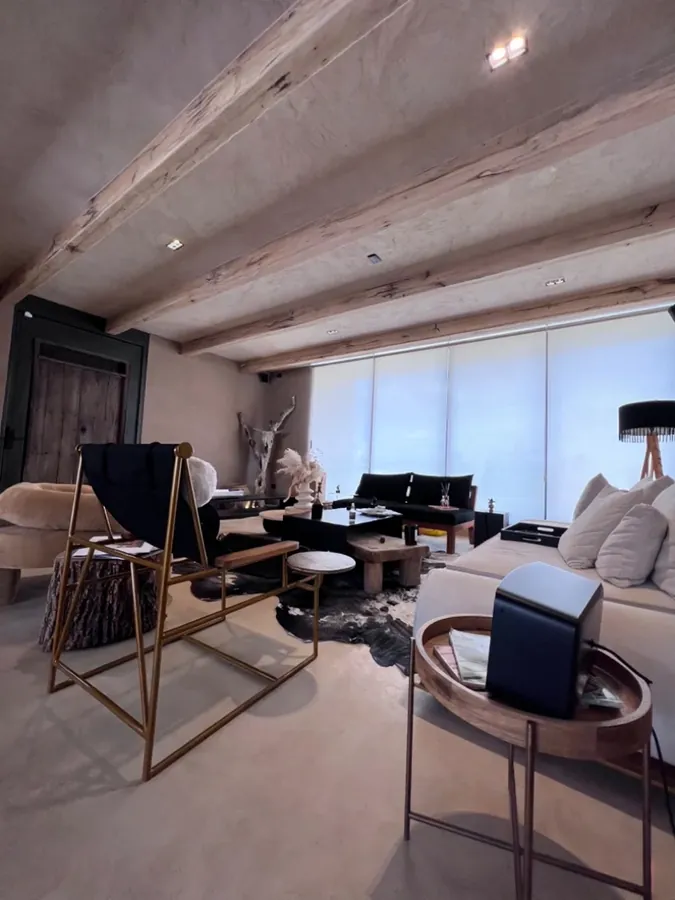 Sala tipo lounge con sillones y vigas de madera — casa residencial construida por Prisma Habita en Puebla