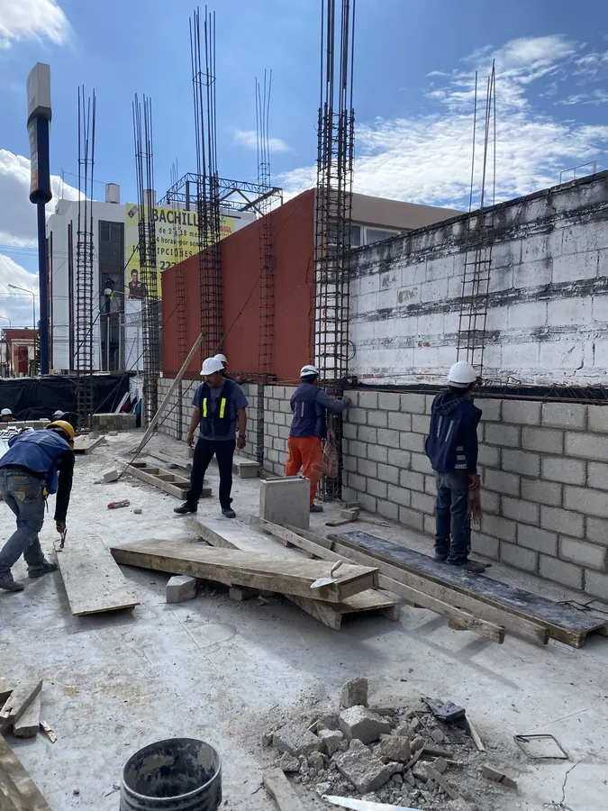 Trabajos de albañilería en muro con cielo despejado — proceso de construcción de casa residencial en Puebla