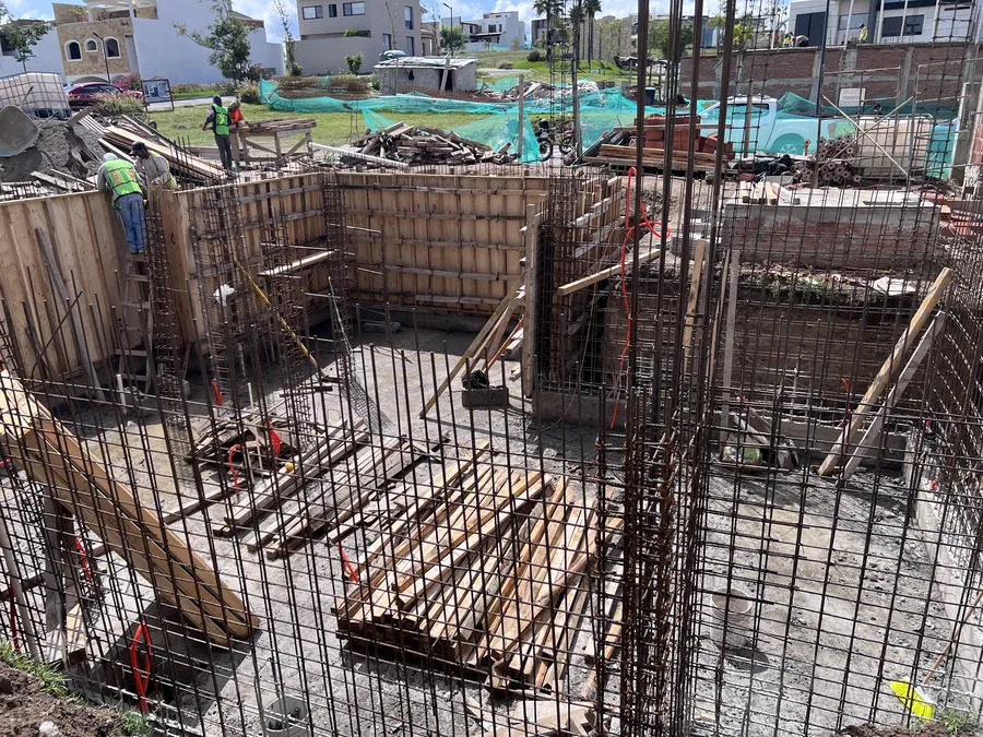 Armado de acero en cimentación con cuadrilla — proceso de construcción de casa residencial en Puebla