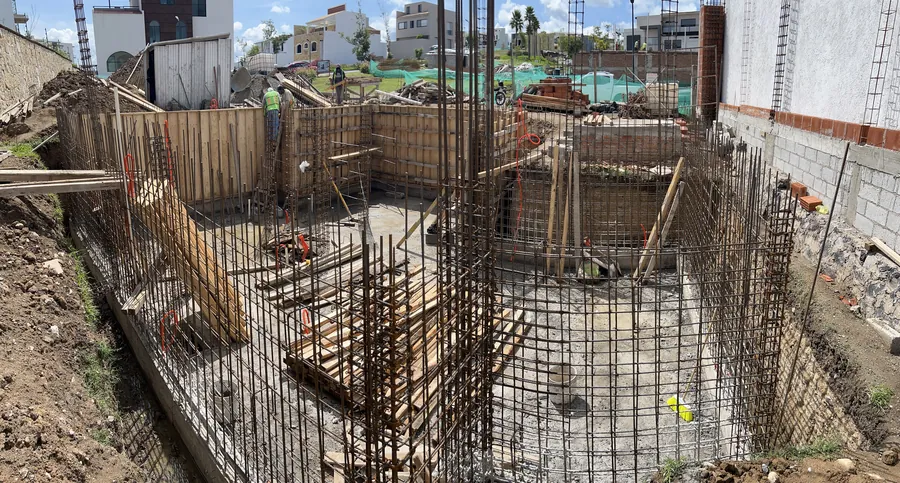 Excavación y armado de cimentación, vista panorámica — proceso de construcción de casa residencial en Puebla