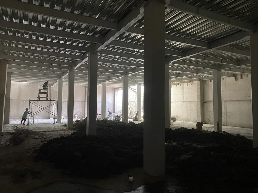 Estructura de acero en interior de obra — proceso de construcción de casa residencial en Puebla