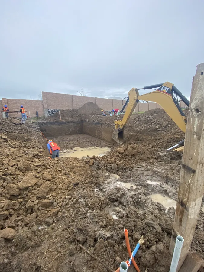 Excavación del terreno con retroexcavadora — proceso de construcción de casa residencial en Puebla
