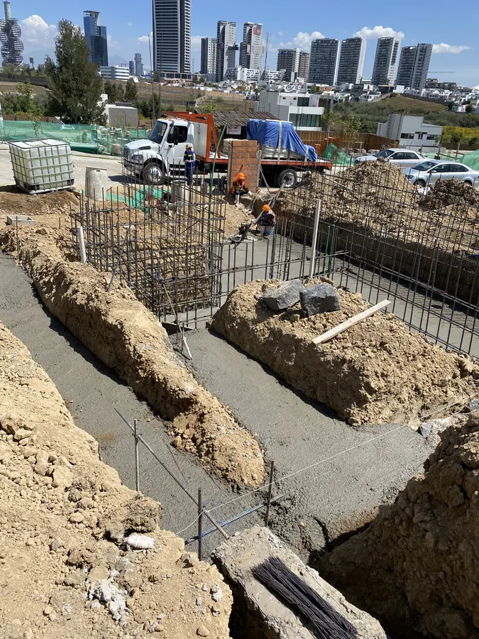 Trazado y excavación de cimientos en el terreno — proceso de construcción de casa residencial en Puebla