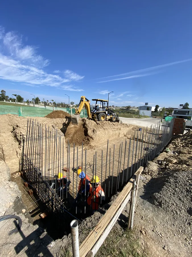 Zanja de cimentación con cuadrilla y cielo despejado — proceso de construcción de casa residencial en Puebla