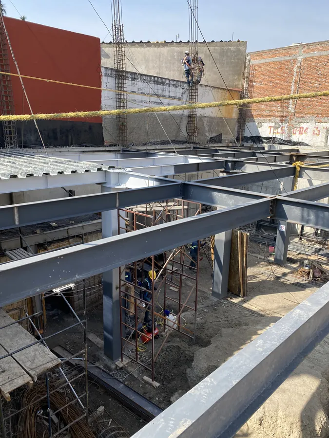 Montaje de trabes de acero con cuadrilla — proceso de construcción de casa residencial en Puebla
