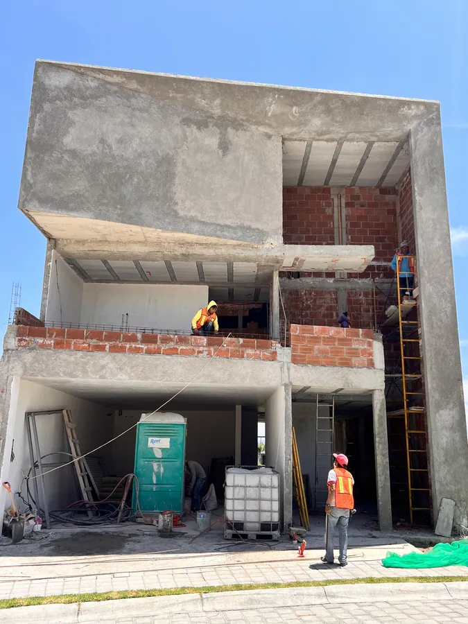 Estructura de concreto de dos niveles en obra — proceso de construcción de casa residencial en Puebla