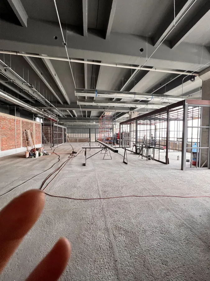 Interior de obra con muros de tabique y estructura — proceso de construcción de casa residencial en Puebla