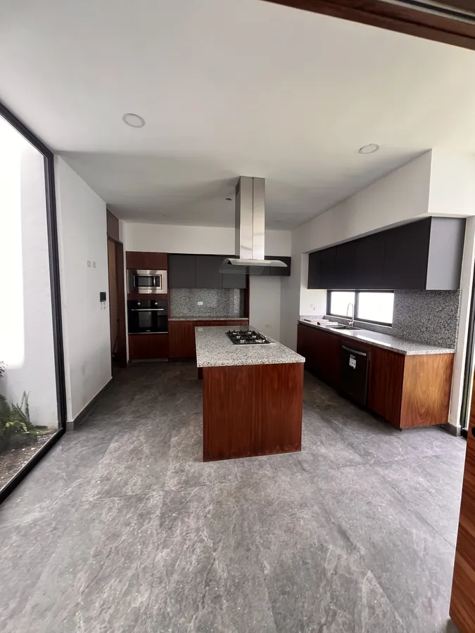 Cocina contemporánea con isla y campana — residencia contemporánea de doble altura en Puebla