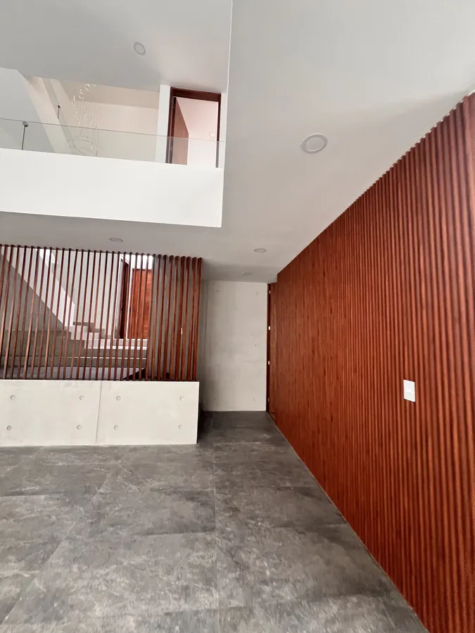 Doble altura con muro de madera a todo lo alto — residencia contemporánea de doble altura en Puebla