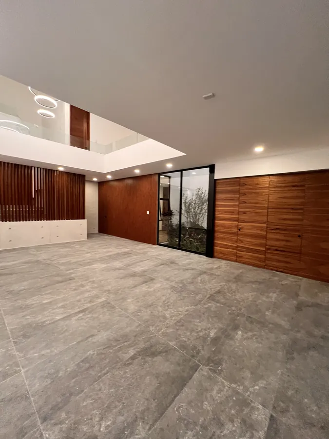 Sala abierta con muro de madera — residencia contemporánea de doble altura en Puebla
