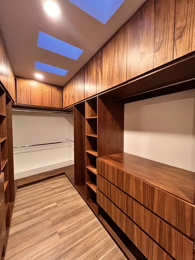 Vestidor de madera con isla y repisas — residencia contemporánea de doble altura en Puebla