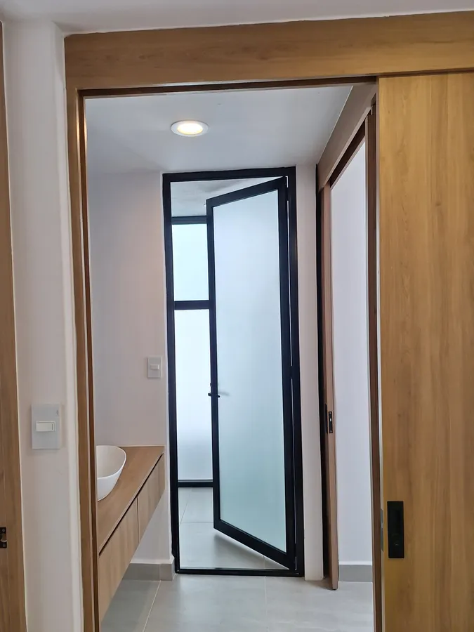 Baño con puerta de madera y cristal — casa Missouri 99 en el corredor Angelópolis, Puebla