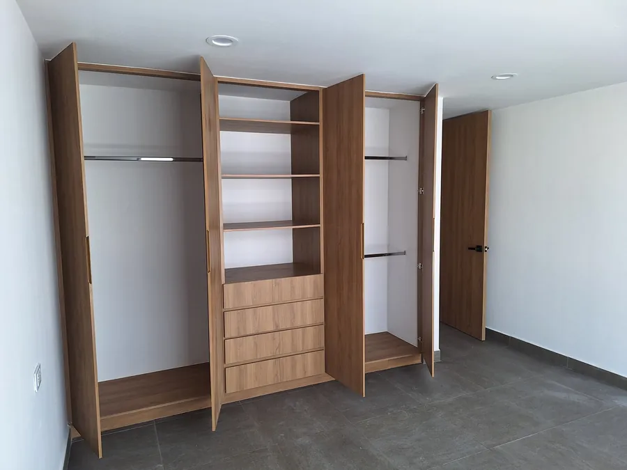 Clóset de madera abierto con entrepaños — casa Missouri 99 en el corredor Angelópolis, Puebla
