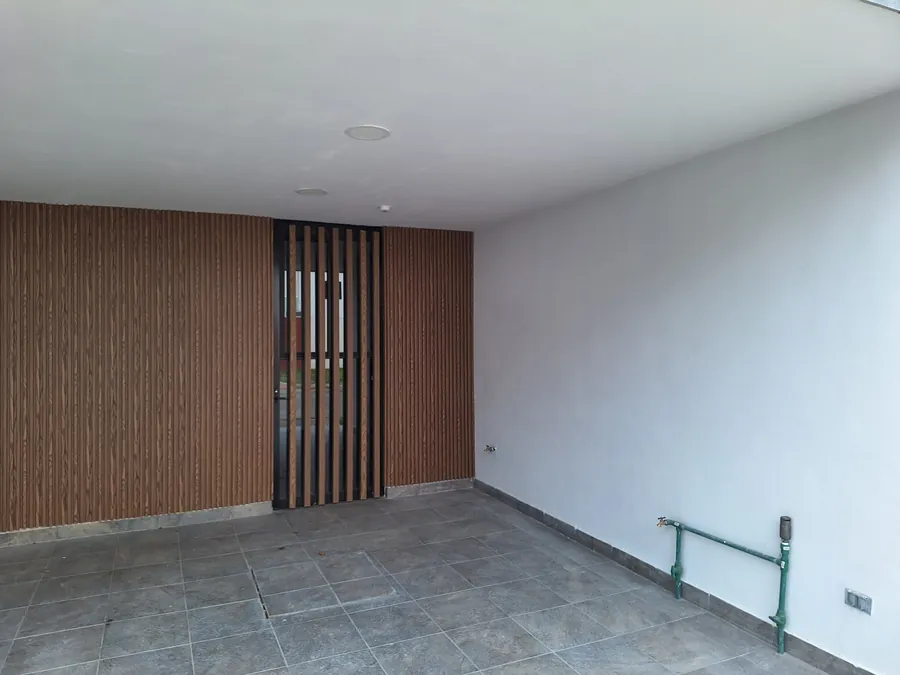 Detalle de muro de lambrín de madera — casa Missouri 99 en el corredor Angelópolis, Puebla