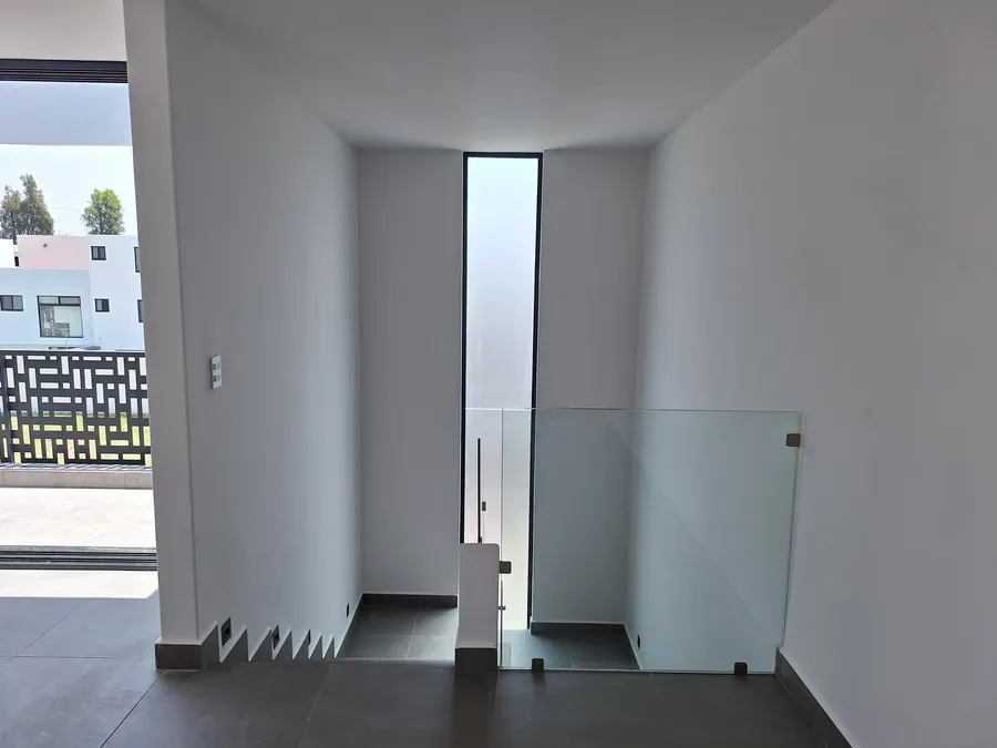 Vacío a doble altura minimalista — casa Missouri 99 en el corredor Angelópolis, Puebla