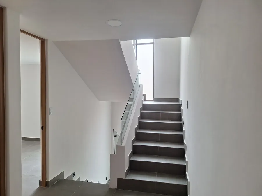 Escalera blanca minimalista — casa Missouri 99 en el corredor Angelópolis, Puebla