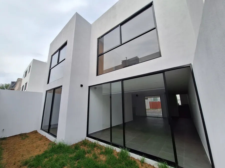 Fachada blanca con ventanería negra vista lateral — casa Missouri 99 en el corredor Angelópolis, Puebla