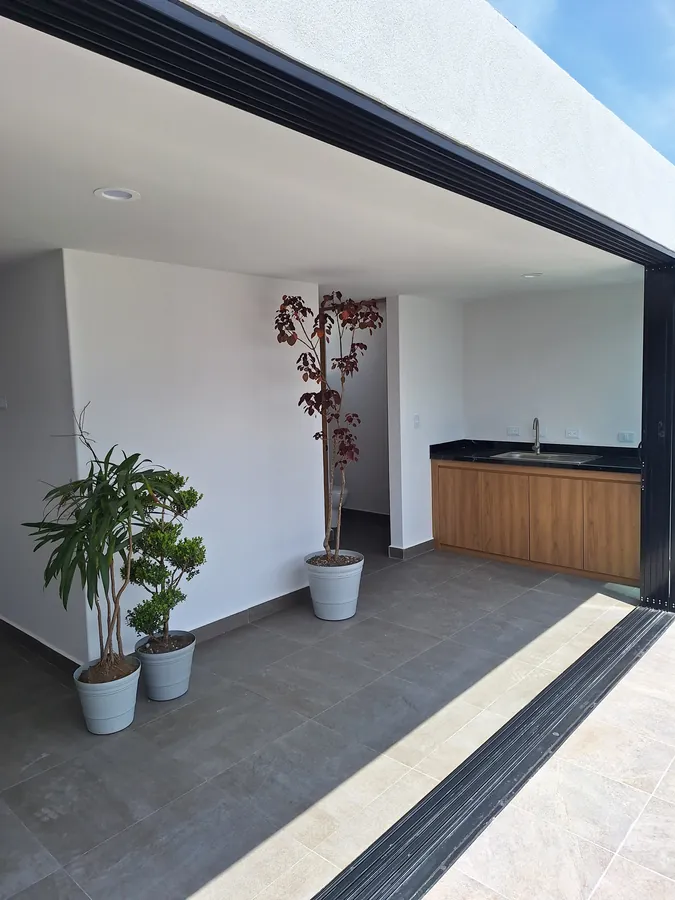 Terraza con acceso de cristal corredizo — casa Missouri 99 en el corredor Angelópolis, Puebla