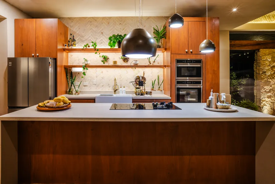 Cocina de madera con isla e iluminación cálida — casa residencial de autor en Atlixco, Puebla