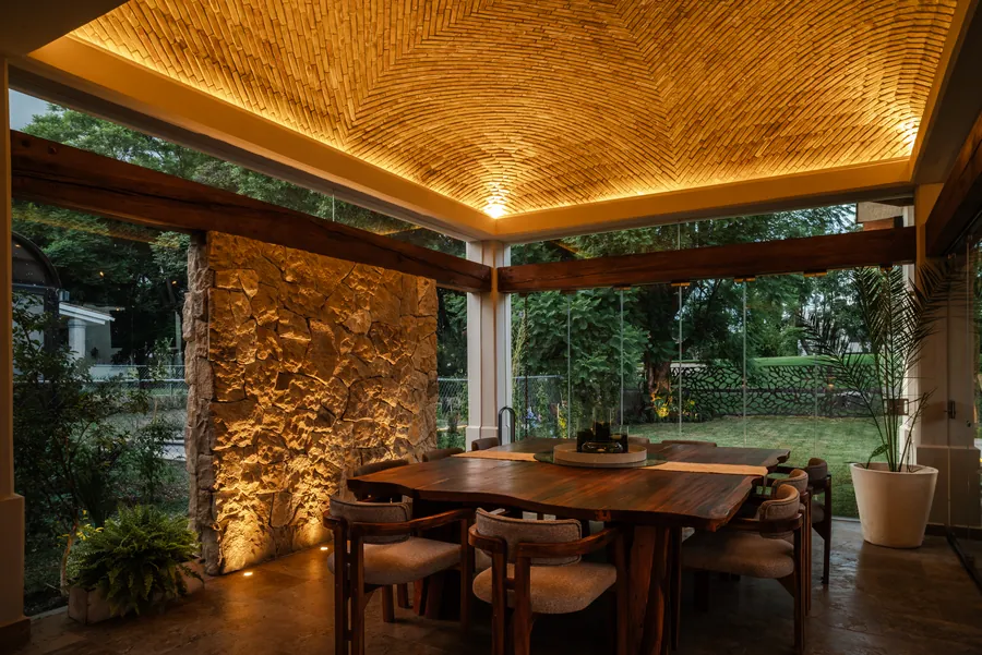 Comedor con plafond tejido y muro de piedra — casa residencial de autor en Atlixco, Puebla