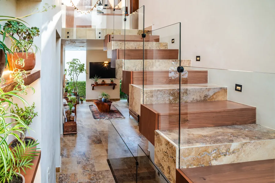 Escalera flotante de piedra con barandal de cristal — casa residencial de autor en Atlixco, Puebla