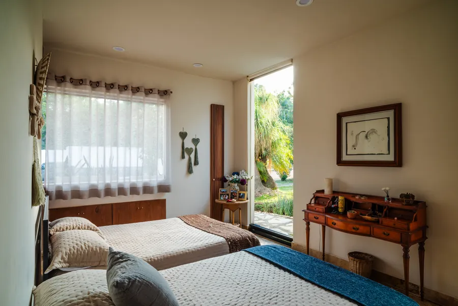 Recámara con ventanal y vista al jardín — casa residencial de autor en Atlixco, Puebla