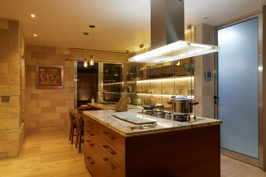 Cocina cálida de madera con isla retroiluminada — penthouse en Lomas de Angelópolis, Puebla