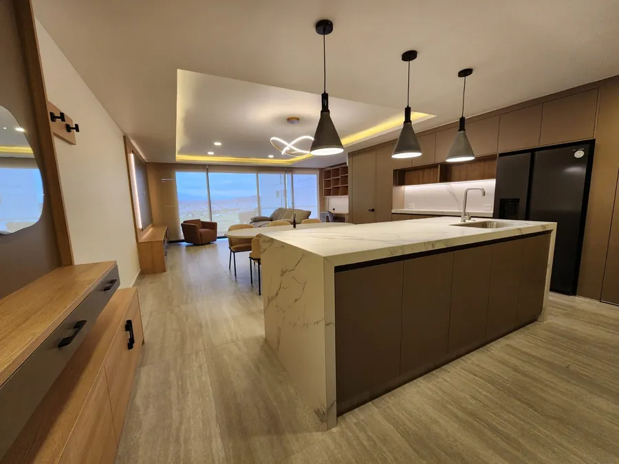 Cocina y comedor integrados con lámparas colgantes — penthouse en Lomas de Angelópolis, Puebla