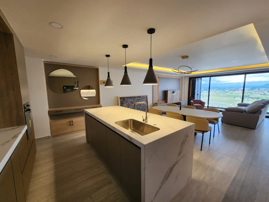 Estancia abierta con isla y ventanal panorámico — penthouse en Lomas de Angelópolis, Puebla
