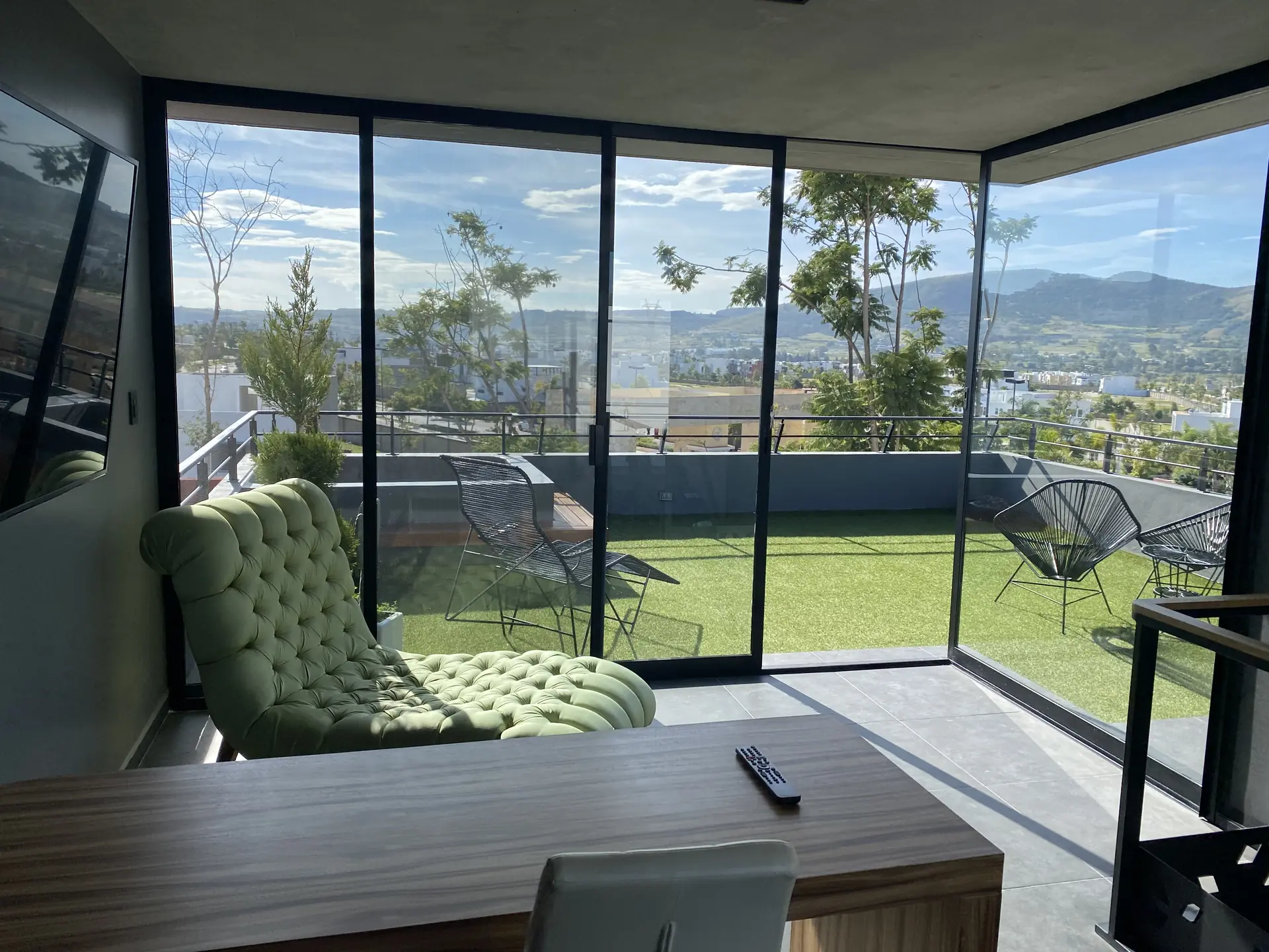 Sala con ventanal panorámico en esquina y vista al valle — penthouse en Lomas de Angelópolis, Puebla